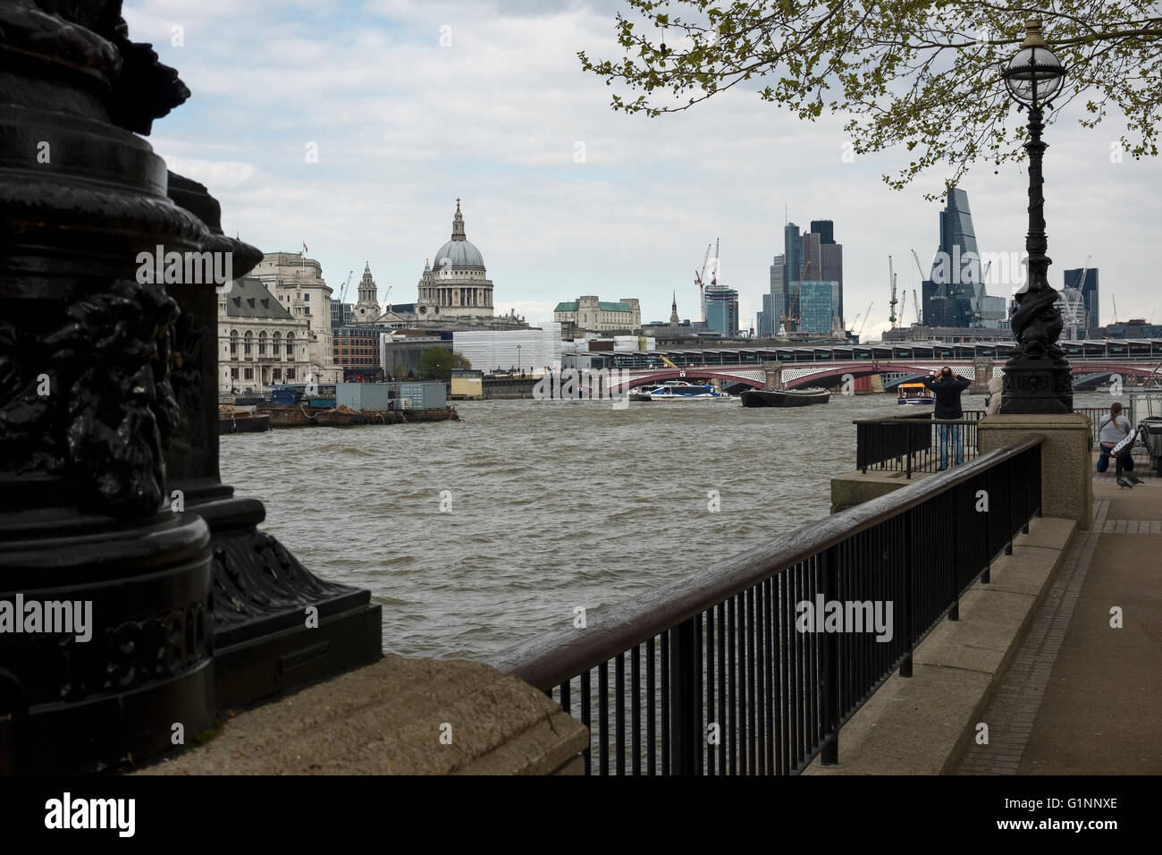 Vista sul Fiume Tamigi a Londra verso St Pauls Cathedral e il quartiere finanziario Foto Stock