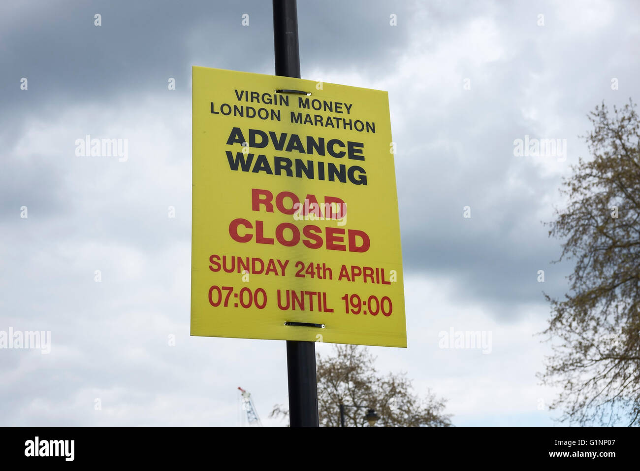 Avvertimento anticipato del segno per una chiusura della strada durante la maratona di Londra 2016 Foto Stock