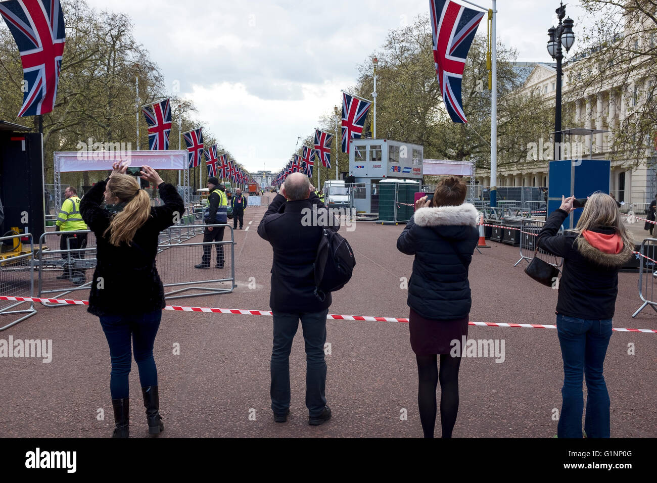 La gente di fotografare i preparativi al traguardo per il 2016 Maratona di Londra Foto Stock