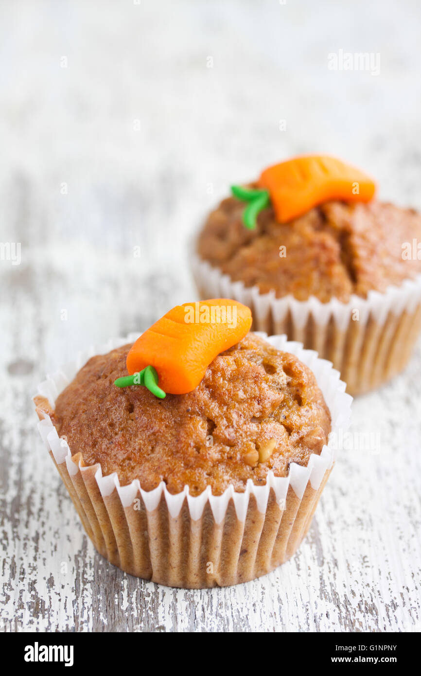 Muffin alla carota su uno sfondo di legno Foto Stock