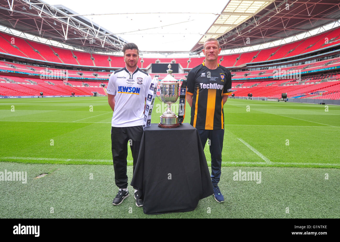Wembley, Londra, Regno Unito. Il 17 maggio 2016. Hereford FC player Joel Edwards (Capitano) e Morpeth Città dell'AFC Sean Taylor (vice capitano), allo Stadio di Wembley al vaso fa Media Day Credit: Jules annan/Alamy Live News Foto Stock