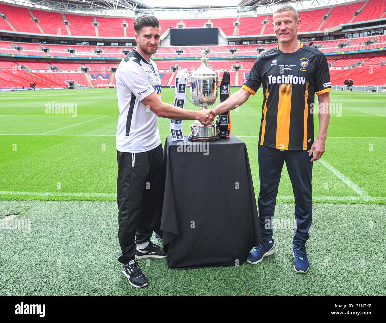 Wembley, Londra, Regno Unito. Il 17 maggio 2016. Hereford FC player Joel Edwards (Capitano) e Morpeth Città dell'AFC Sean Taylor (vice capitano), allo Stadio di Wembley al vaso fa Media Day Credit: Jules annan/Alamy Live News Foto Stock