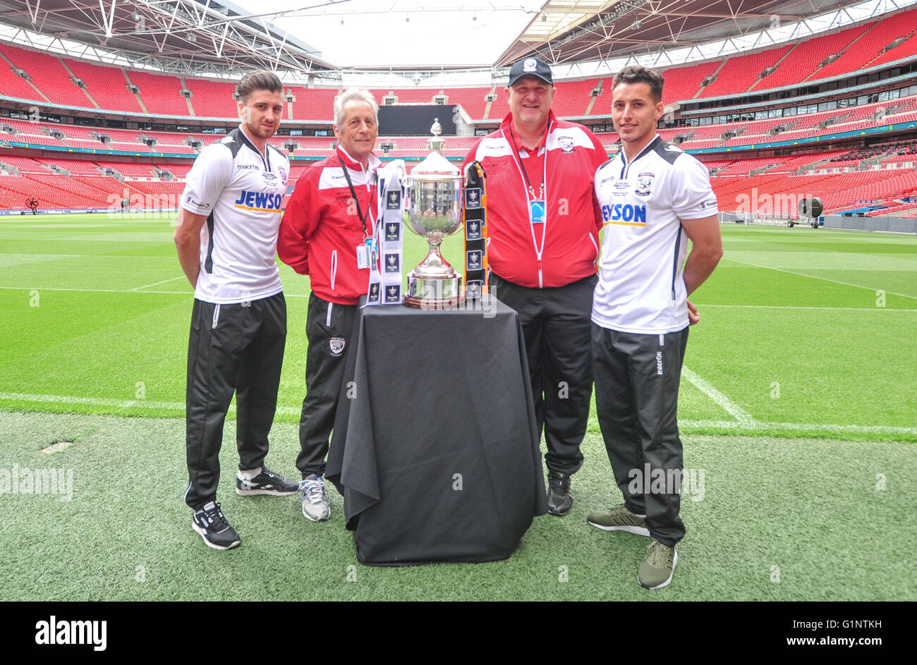 Wembley, Londra, Regno Unito. Il 17 maggio 2016. Hereford FC - Pietro Beadle (Manager), Roger Lloyd - Kit (l'uomo), Pablo Haysham (lettore), Joel Edwards (Capitano) allo Stadio di Wembley al vaso fa Media Day Credit: Jules annan/Alamy Live News Foto Stock