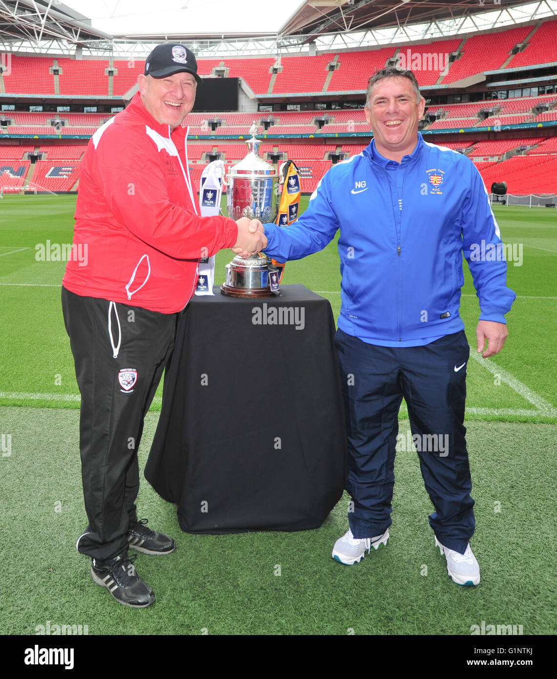Wembley, Londra, Regno Unito. Il 17 maggio 2016. Hereford FC - Pietro Beadle (Manager) e la città di Morpeth AFC - Nick grigio (Manager), allo Stadio di Wembley al vaso fa Media Day Credit: Jules annan/Alamy Live News Foto Stock