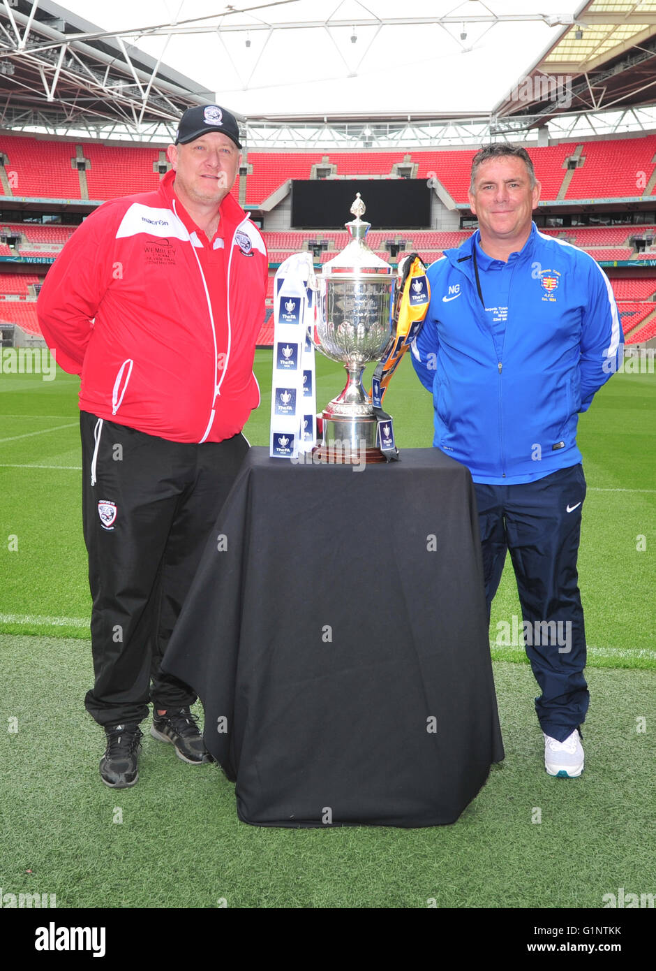 Wembley, Londra, Regno Unito. Il 17 maggio 2016. Hereford FC - Pietro Beadle (Manager) e la città di Morpeth AFC - Nick grigio (Manager), allo Stadio di Wembley al vaso fa Media Day Credit: Jules annan/Alamy Live News Foto Stock