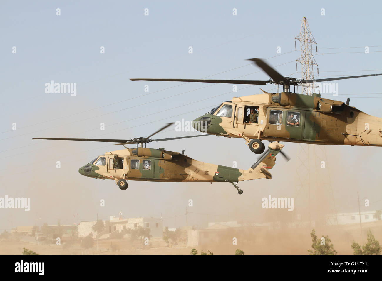 Royal Jordanian Forze Armate rapida reazione vigore UH60 elicotteri Blackhawk condurre un assalto dell'aria esercizio durante l'esercizio desiderosi Lion Maggio 16, 2016 vicino a Zarqa, Giordania. Foto Stock