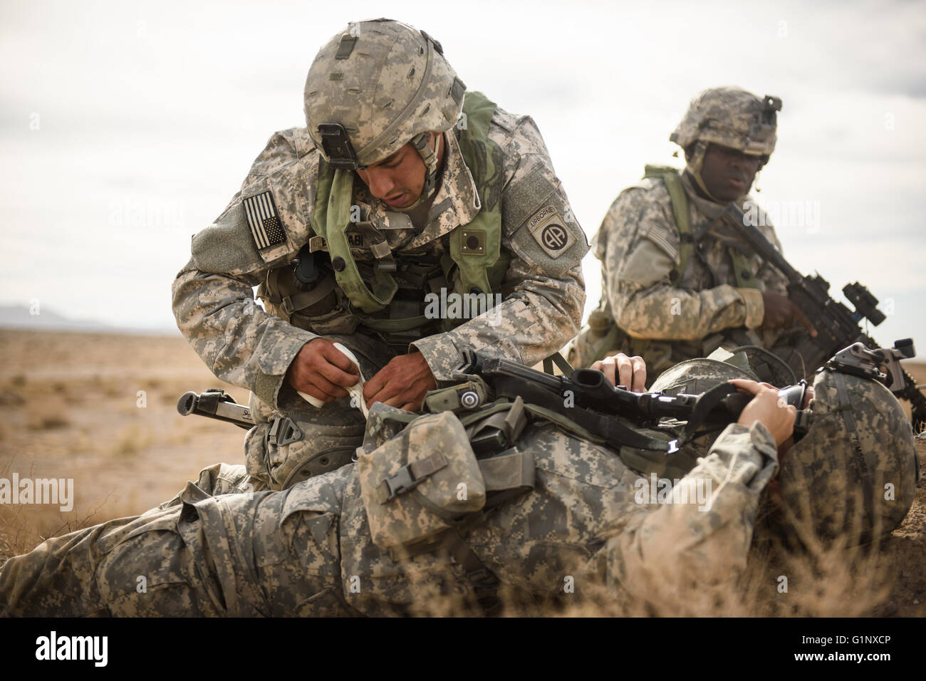 Fort Irwin, California, Stati Uniti d'America. Il 6 agosto, 2015. Un paracadutista con il 2° Brigata Combat Team lavora su un mock-soldato ferito durante il funzionamento Dragon lancia un giunto di ingresso forzato esercizio dimostrando Esercito e Air Force funzionalità, il giovedì, il 6 agosto 2015 in Stati Uniti Esercito nazionale del Centro di formazione a Fort Irwin, ca. Hanno detto i funzionari lo scenario di addestramento non era basato su una qualsiasi potenziale nemico, ma hanno riconosciuto le analogie per il continuo dell'intervento militare russo in Ucraina orientale. ''Nella mia mente anche questo è circa la dissuasione, '' ha detto poi Capo di Stato Maggiore dell Esercito Raymond T. odierno Foto Stock