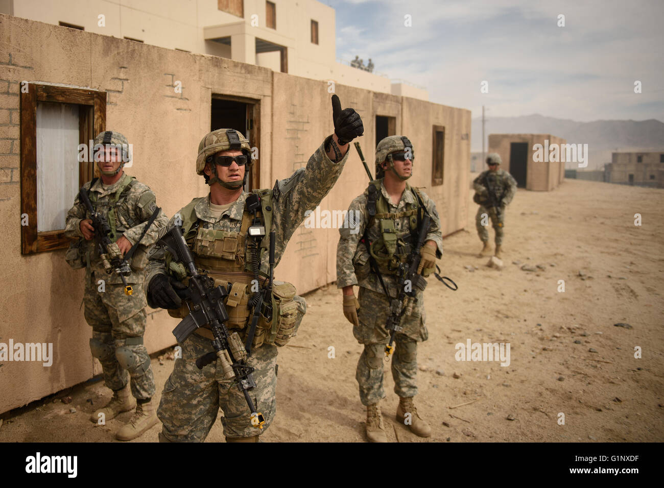 Fort Irwin, California, Stati Uniti d'America. Il 6 agosto, 2015. I paracadutisti con il 2° Brigata Combat Team si sposta su un bersaglio per il soccorso di ruolo-giocatori, posa come intrappolati i cittadini americani, durante il funzionamento Dragon lancia un giunto di ingresso forzato esercizio dimostrando Esercito e Air Force funzionalità, il giovedì, il 6 agosto 2015 in Stati Uniti Esercito nazionale del Centro di formazione a Fort Irwin, ca. © Andrew Craft/ZUMA filo/Alamy Live News Foto Stock
