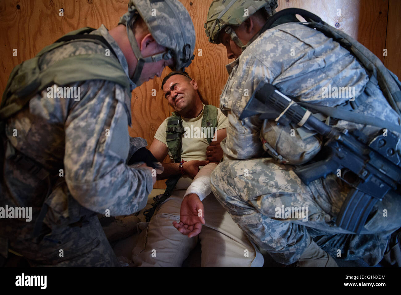 Fort Irwin, California, Stati Uniti d'America. Il 6 agosto, 2015. I paracadutisti con il 2° Brigata Combat Team di fornire cure mediche per un locale nazionale ruolo di giocatore durante il funzionamento Dragon lancia un giunto di ingresso forzato esercizio dimostrando Esercito e Air Force funzionalità, il giovedì, il 6 agosto 2015 in Stati Uniti Esercito nazionale del Centro di formazione a Fort Irwin, ca. Hanno detto i funzionari lo scenario di addestramento non era basato su una qualsiasi potenziale nemico, ma hanno riconosciuto le analogie per il continuo dell'intervento militare russo in Ucraina orientale. ''Nella mia mente anche questo è circa la dissuasione, '' ha detto poi capo dell Esercito di Foto Stock