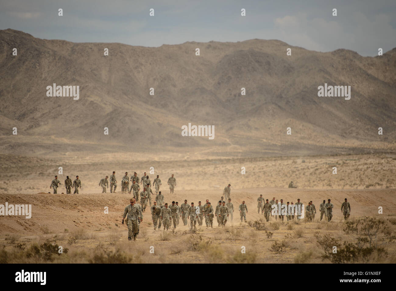 Fort Irwin, California, Stati Uniti d'America. Il 6 agosto, 2015. Paracadutisti dal 2 ° brigata Team di combattimento, ottantaduesima Airborne Division, a piedi attraverso il deserto alla fine dell'Operazione Drago lancia un giunto di ingresso forzato esercizio dimostrando Esercito e Air Force funzionalità, il giovedì, il 6 agosto 2015 in Stati Uniti Esercito nazionale del Centro di formazione a Fort Irwin, ca. Hanno detto i funzionari lo scenario di addestramento non era basato su una qualsiasi potenziale nemico, ma hanno riconosciuto le analogie per il continuo dell'intervento militare russo in Ucraina orientale. ''Nella mia mente anche questo è circa la dissuasione, '' ha detto poi capo dell Esercito di Foto Stock