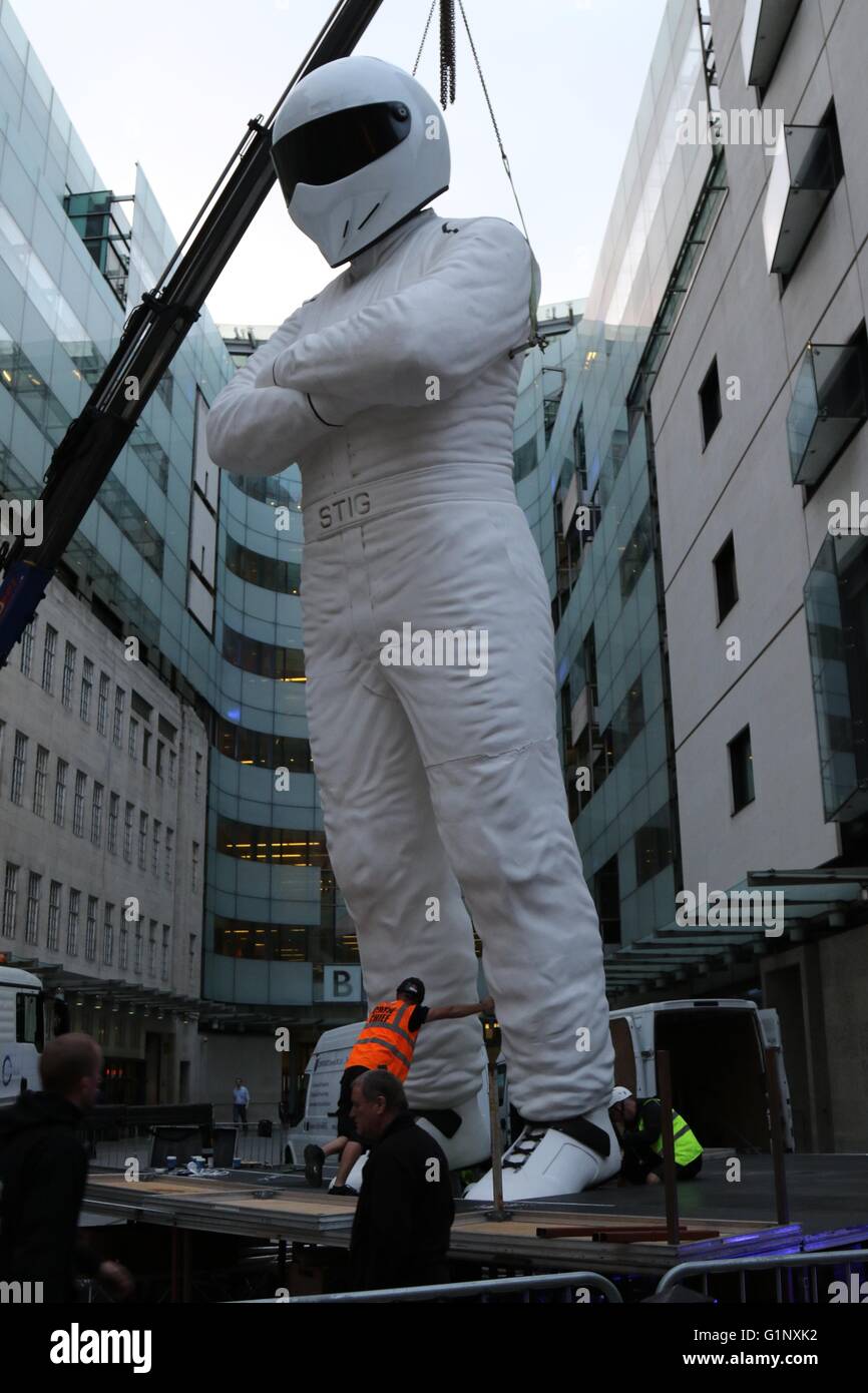 Londra, Regno Unito. Il 17 maggio 2016. Un enorme modello di The Stig è eretta al di fuori della BBC a Londra. Credito: David Johnson/Alamy Live News Foto Stock