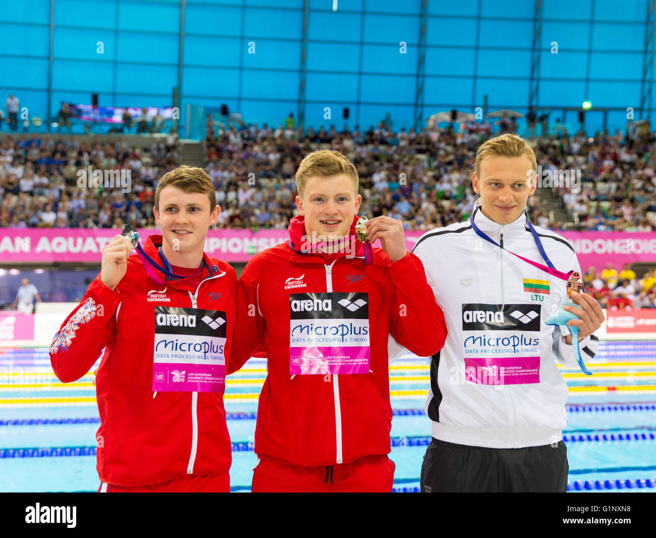 Londra, Regno Unito. Il 17 maggio 2016. Aquatics Centre di Londra, UK, 17 maggio 2016. I vincitori mostrare le loro medaglie. Adam torbosi vince il Gold in 58.36s, con il secondo nuotatore britannico Ross Murdoch prendendo argento (59.73s) e il lituano Giedrius Titenis bronzo vincente. Credito: Imageplotter News e sport/Alamy Live News Foto Stock