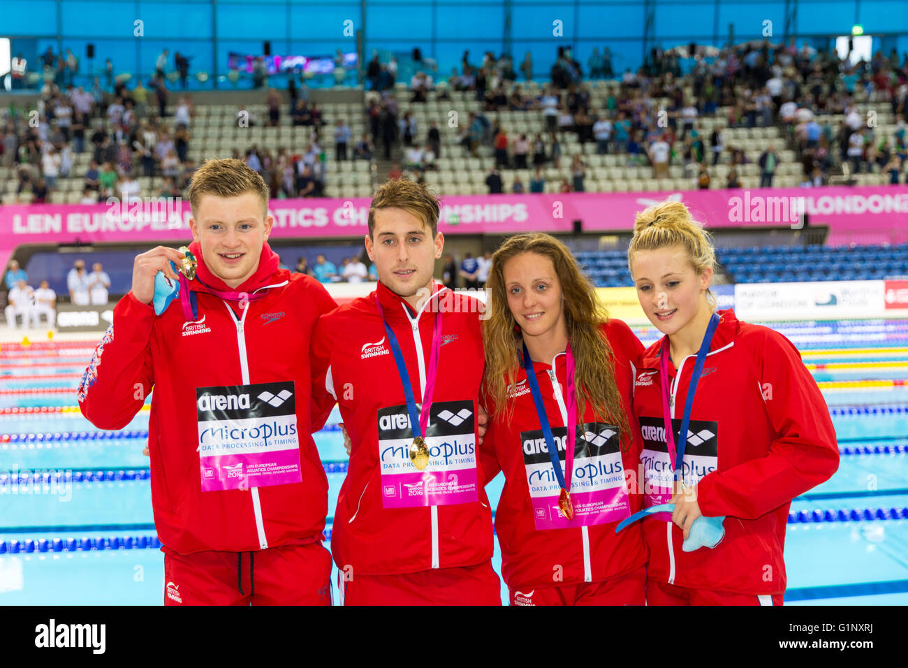 Londra, Regno Unito. Il 17 maggio 2016. Aquatics Centre di Londra, UK, 17 maggio 2016. Il team britannico del team Chris Walker-Hebborn, Adam, torbosi Siobhan-Marie O'Connor e di Fran Halsall vincere il mescolato 4x100m medley relè e mostrare le loro medaglie Credito: Imageplotter News e sport/Alamy Live News Foto Stock