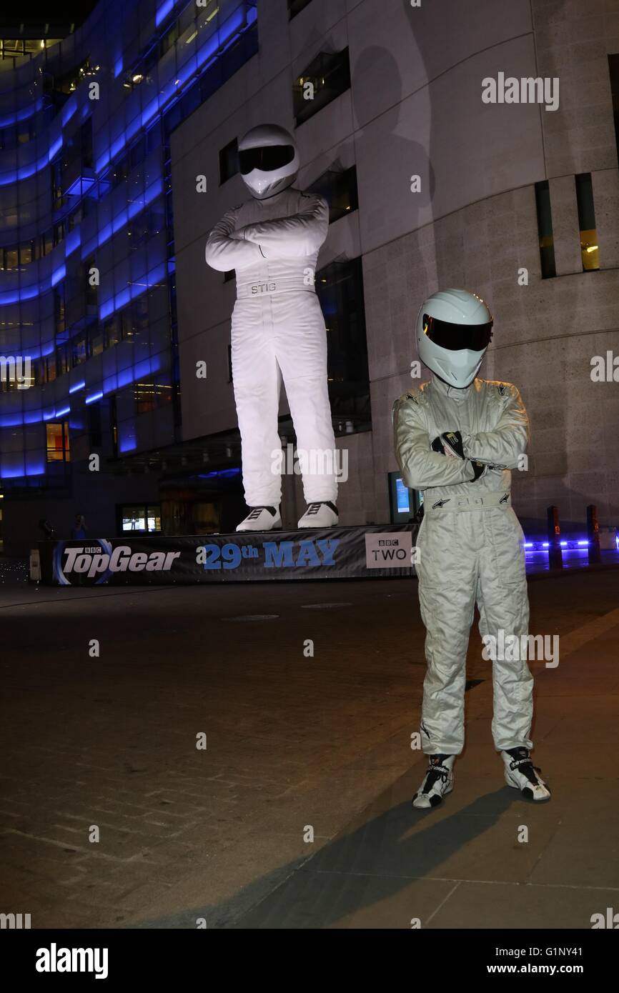 Londra, Regno Unito. Il 17 maggio 2016. Un enorme modello di The Stig è eretta al di fuori della BBC a Londra per il lancio della nuova serie di Top Gear. Credito: David Johnson/Alamy Live News Foto Stock