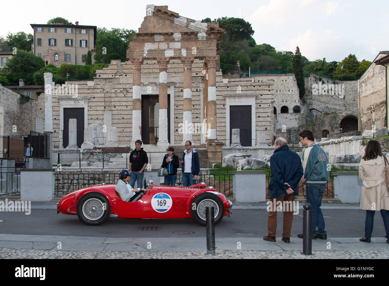 Brescia, Italia. Il 17 maggio 2016. Un rosso Maserati A6 GCS, costruita nel 1948, prende parte alla Roberto Gaburry trophy prima della 1000 Miglia classic car race. Roberto Cerruti/Alamy Live News Foto Stock