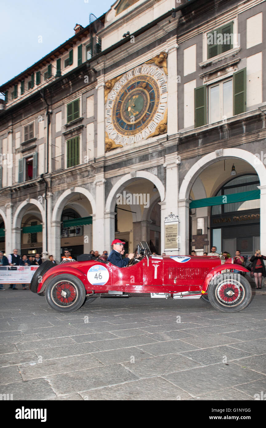 Brescia, Italia. Il 17 maggio 2016. Una rossa Alfa Romeo 6C 1500, costruito nel 1928, prende parte alla Roberto Gaburry trophy prima della 1000 Miglia classic car race. Roberto Cerruti/Alamy Live News Foto Stock