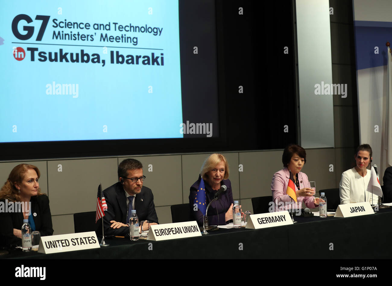 Tsukuba, Giappone. Il 17 maggio 2016. Il tedesco dell'istruzione e della ricerca Il Ministro Johanna Wanka (C) parla nel corso di una conferenza stampa dopo il G7 la scienza e la tecnologia dei Ministri di Tsukuba in nella prefettura di Ibaraki Martedì 17 Maggio, 2016. © Yoshio Tsunoda/AFLO/Alamy Live News Foto Stock