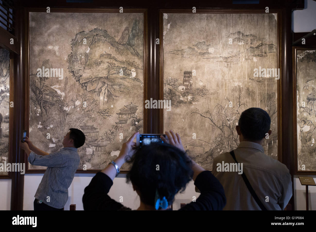 Nanjing, Nanjing, CHN. Il 17 maggio 2016. Nanjing, Cina - 17 Maggio 2016: (solo uso editoriale. Cina OUT) Oltre 10 dipinti murali da Taiping Regno celeste sono in mostra a Taiping Regno celeste Art Museum. E ci sono 18 originale di mattoni e legno dipinti a muro scoperto presso Tangzi Street, con una storia di oltre 150 anni. © SIPA Asia/ZUMA filo/Alamy Live News Foto Stock
