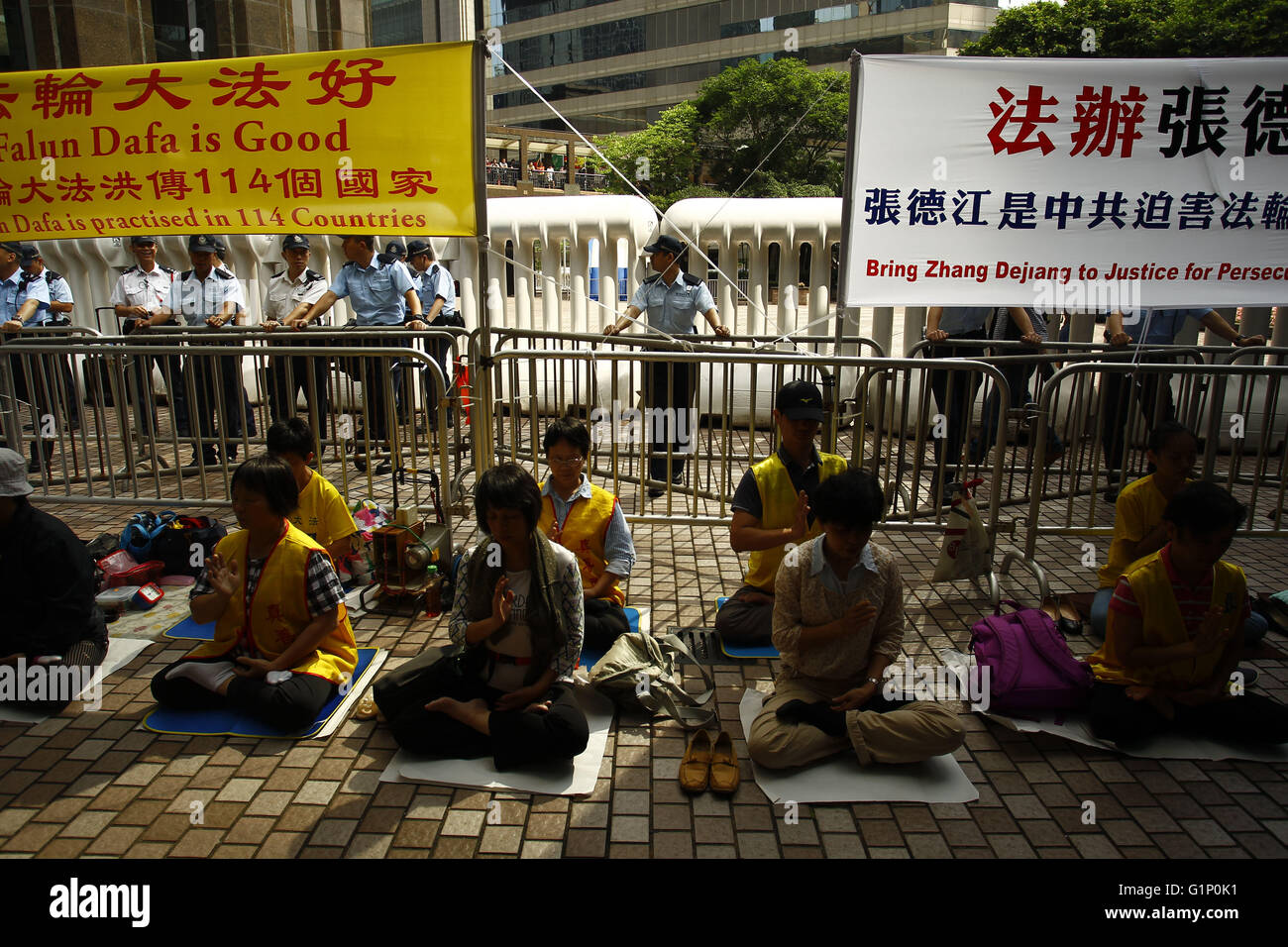 Hong Kong. 18 Maggio, 2016. Un gruppo di seguaci del Falun Gon, cosiddetta organizzazione di culto che è severamente vietato la sua pratica nel continente cinese meditare la cinghia fuori strada e la sede del Vertice in una forma di protesta di pace condannando comunista cinese per perseguitare FaLun Gon. Maggio 18, 2016. Hong Kong. 18 Maggio, 2016. Liau Chung Ren/ZUMA Credito: Liau Chung Ren/ZUMA filo/Alamy Live News Foto Stock