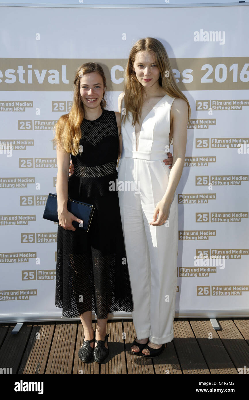 Saskia Rosendahl e Lilith Stangenberg frequentando il NRW Reception durante  la 69a Cannes Film Festival presso la terrazza sul tetto del Radisson Blu  Hotel il 15 maggio 2016 a Cannes, Francia.