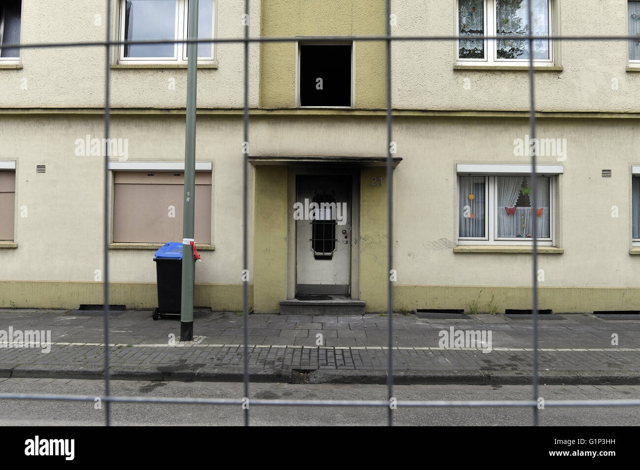 Un recinto di sicurezza di fronte a bruciato house di Duisberg, Germania,18 maggio 2016. Il devastante incendio ha lasciato tre morti non è sospettato di essere intenzionalmente accesa dopo le prime indagini. La polizia ha escluso un incendio doloso che era politicamente motivato come la casa è abitata da stranieri. Foto: FEDERICO GAMBARINI/dpa Foto Stock