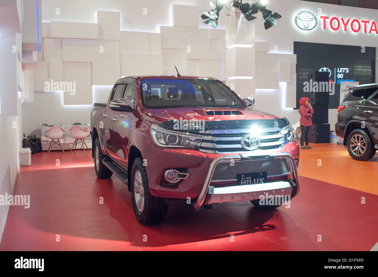 Makassar, Indonesia. 18 Maggio, 2016. Toyota presenta tutti i nuovi Hilux a GIIAS Makassar Autoshow in Makassar, Indonesia. Recente relazione detto Indonesia delle vendite di auto è cresciuto del 4,6 per cento (anno per anno) a 84.703 vehichle in Aprile 2016 da 81.000 veicoli nello stesso mese dello scorso anno. Questo è un notevole risultato come mensile delle vendite di auto in crescita (su base annua) era stato in declino per 16 mesi dritto in precedenza. Credito: Yermia Riezky Santiago/Alamy Live News Foto Stock