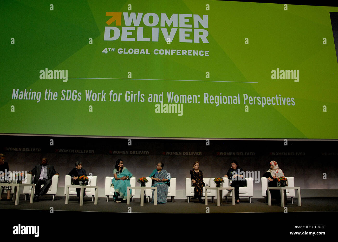 Copenhagen, Danimarca. 18 Maggio, 2016. Ms.Hina Jilani (eldlery femmina nel centro)L'avvocato della Corte Suprema del Pakistan company da parte di altri delegati alle donne di consegnare il 4la conferenza globale su 3rd.giorno in Bella Center, Copenhagen, Danimarca Credito: Francesco Giuseppe decano / Deanpictures/Alamy Live News Foto Stock