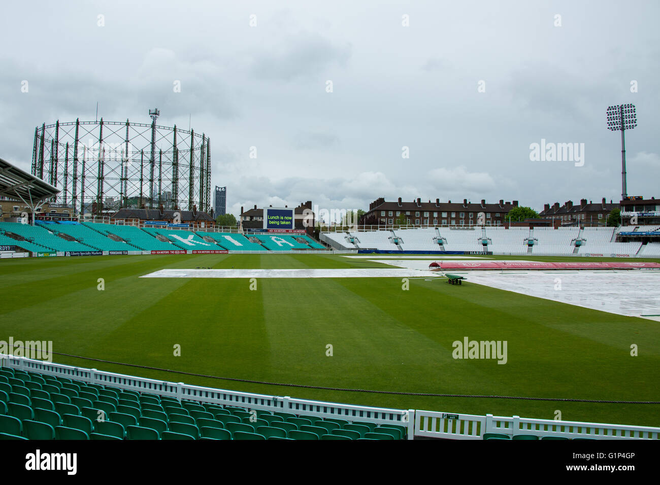 Londra, Regno Unito. Il 18 maggio 2016. Il vecchio contenitore di gas e i coperchi. Il pranzo viene presa come la pioggia impedisce qualsiasi gioco finora il giorno 4 della contea di Specsavers Divisione del Campionato una corrispondenza al ovale dove Surrey sono la riproduzione di Middlesex. Credito: David Rowe/Alamy Live News Foto Stock