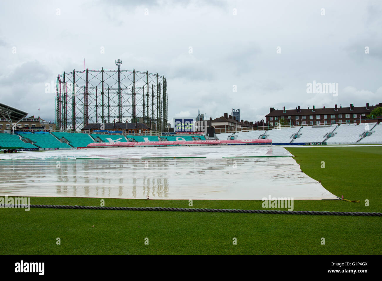 Londra, Regno Unito. Il 18 maggio 2016. Il vecchio contenitore di gas e i coperchi. Il pranzo viene presa come la pioggia impedisce qualsiasi gioco finora il giorno 4 della contea di Specsavers Divisione del Campionato una corrispondenza al ovale dove Surrey sono la riproduzione di Middlesex. Credito: David Rowe/Alamy Live News Foto Stock
