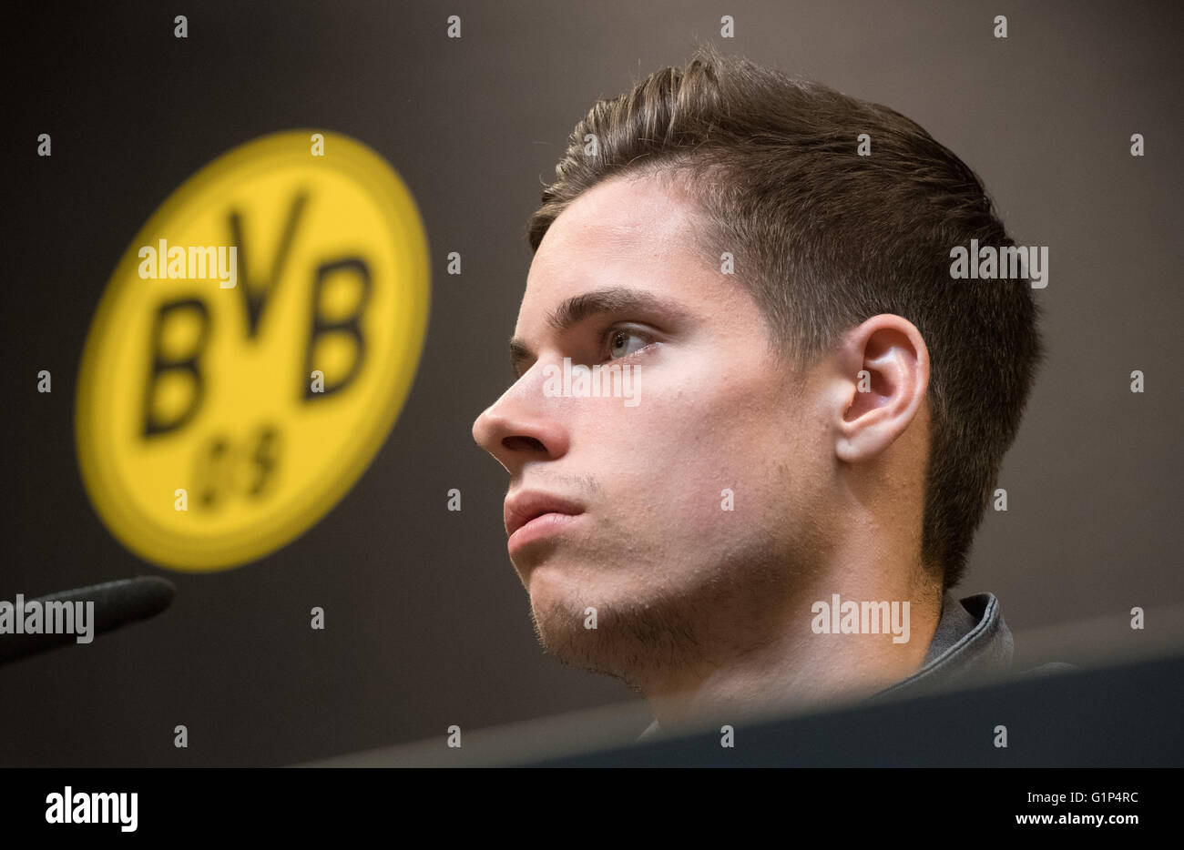 Dortmund, Germania. 18 Maggio, 2016. Dortmund è Julian Weigl parla durante una conferenza stampa al Signal Iduna Park di Dortmund, Germania, il 18 maggio 2016. Il Borussia Dortmund si faccia FC Bayern Monaco di Baviera in la DFB Cup finale di partita di calcio che si terrà a Berlino il 21 maggio. Foto: BERND THISSEN/dpa/Alamy Live News Foto Stock