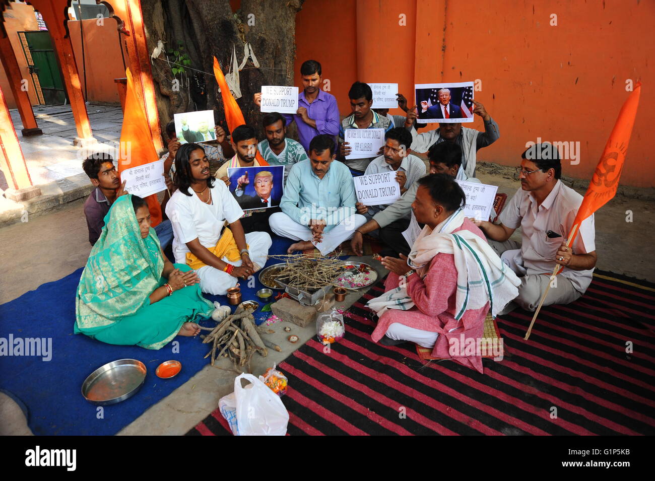 Di Allahabad, India. 18 Maggio, 2016. Indian indù nazionalista del Vishwa Hindu Parishad attivisti offerte si lancia in un sacro fuoco e recitato inni in sanscrito per pregare per Trump la vittoria in Allahabad. © Prabhat Kumar Verma/Pacific Press/Alamy Live News Foto Stock