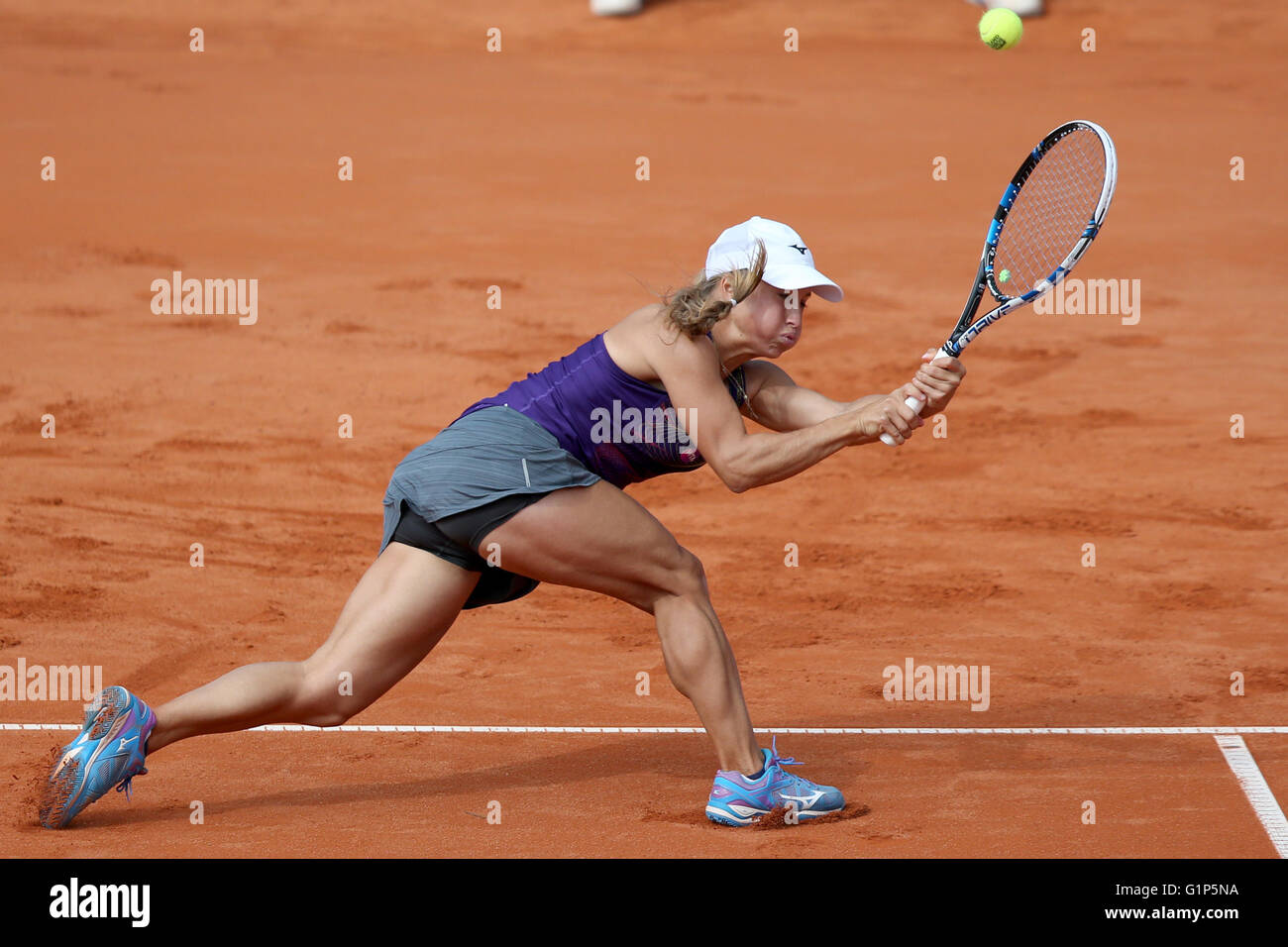 Norimberga, Germania. 18 Maggio, 2016. In Kazakistan Yulia Putintseva in azione contro la Germania Julia Goerges durante la loro seconda partita del WTA tennis tournament in Nuremberg, Germania, 18 maggio 2016. Foto: DANIEL KARMANN/dpa/Alamy Live News Foto Stock