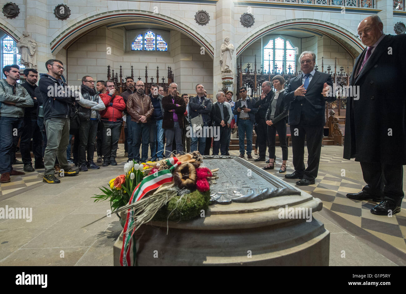 Wittenberg, Germania. 18 Maggio, 2016. Reiner Haseloff (2-R), premier dello stato tedesco Sassonia-Anhalt, parla alla tomba di Martin Luther, sacerdote tedesco e figura chiave della riforma protestante, come egli prende il Vaticano-basato Cappella Sistina in un tour attraverso tutti i Santi la Chiesa a Wittenberg (Germania), 18 maggio 2016. La Cappella Sistina terr un concerto presso la Basilica di Santa Maria la Chiesa della Città della città più tardi la sera. Foto: HENDRIK SCHMIDT/dpa/Alamy Live News Foto Stock