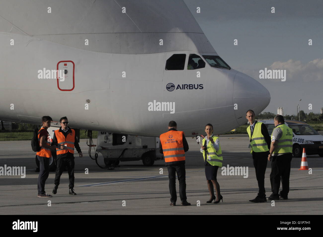 Bucarest, Romania. 18 Maggio, 2016. Airbus A300-600ST (Super trasportatori), il Beluga, viene accolto con favore per il primo atterraggio sull'Aeroporto Internazionale Henri Coanda di Bucarest. Credito: Gabriel Petrescu/Alamy Live News Foto Stock