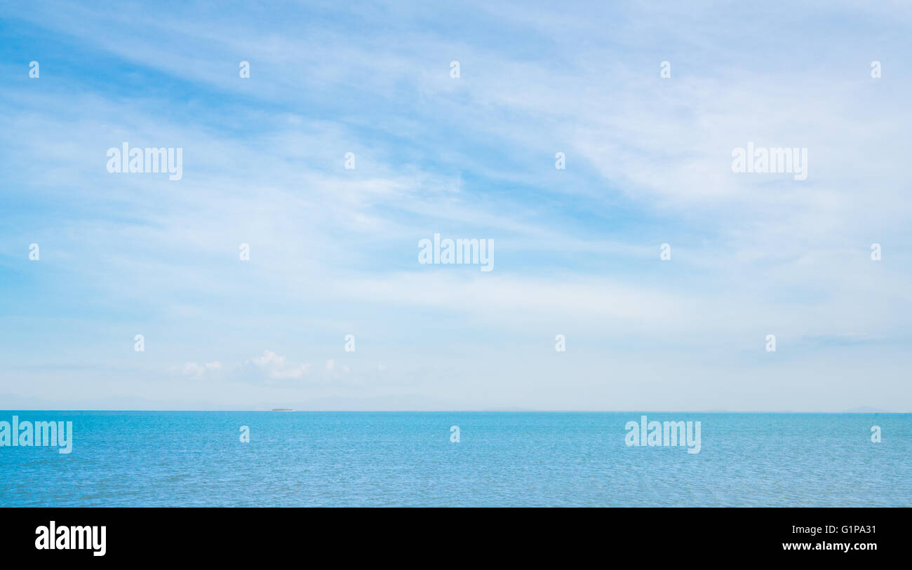 Mare blu sul soleggiato, sfondo con cielo nuvoloso Foto Stock