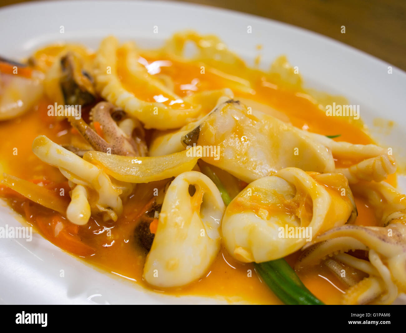 Mescolare calamari fritti salate con tuorlo d'uovo Foto Stock