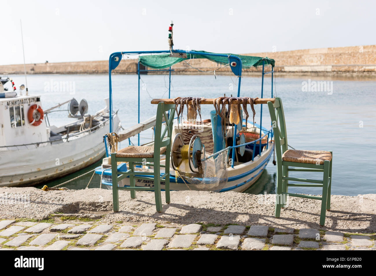 Il polpo essiccazione su un bastone di Chania, Grecia Foto Stock