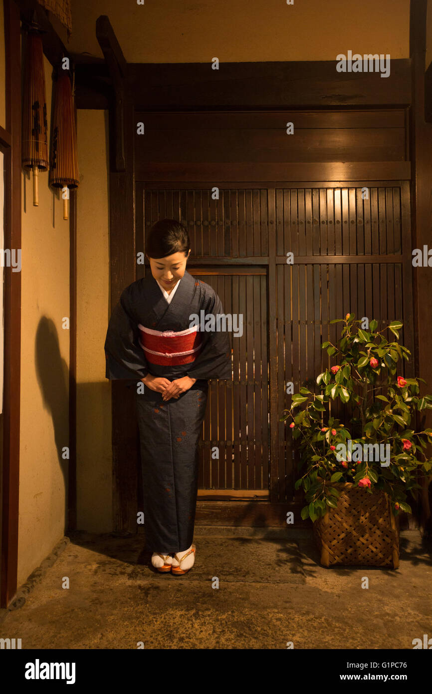 Metà adulto donna giapponese in kimono si inchinano Foto Stock