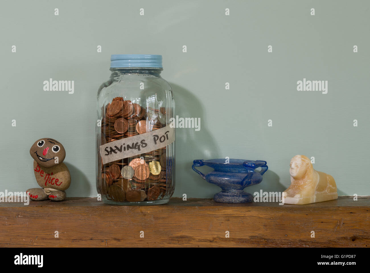 Un vaso di vetro usato per risparmiare denaro. Foto Stock