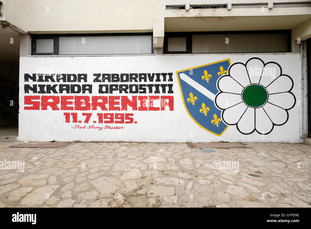 Un murale per la commemorazione del massacro di Srebrenica che si è verificato durante il croato-Bosniak, Mostar, Bosnia Erzegovina Foto Stock