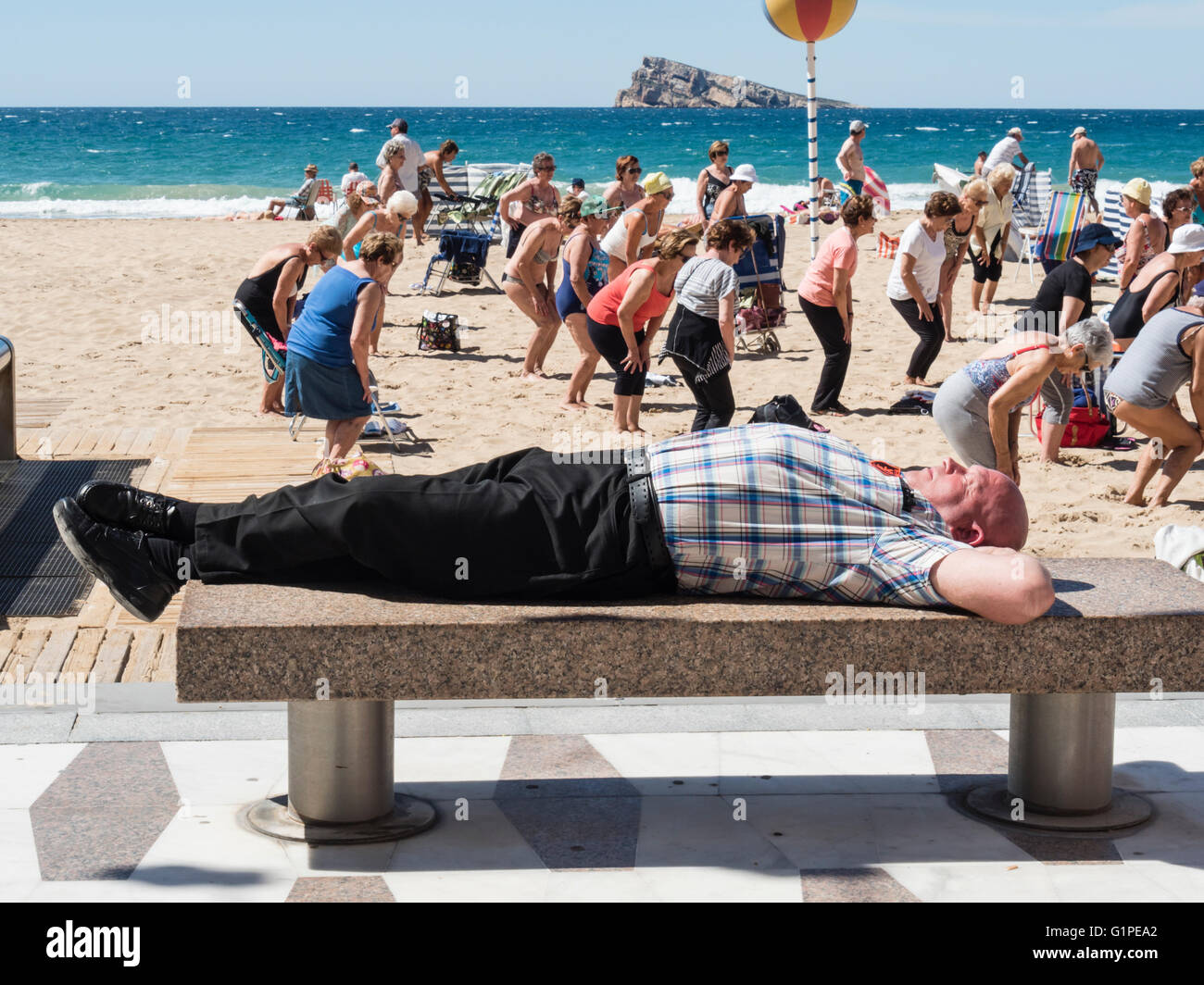 I pensionati che esercitano sulla spiaggia. Foto Stock