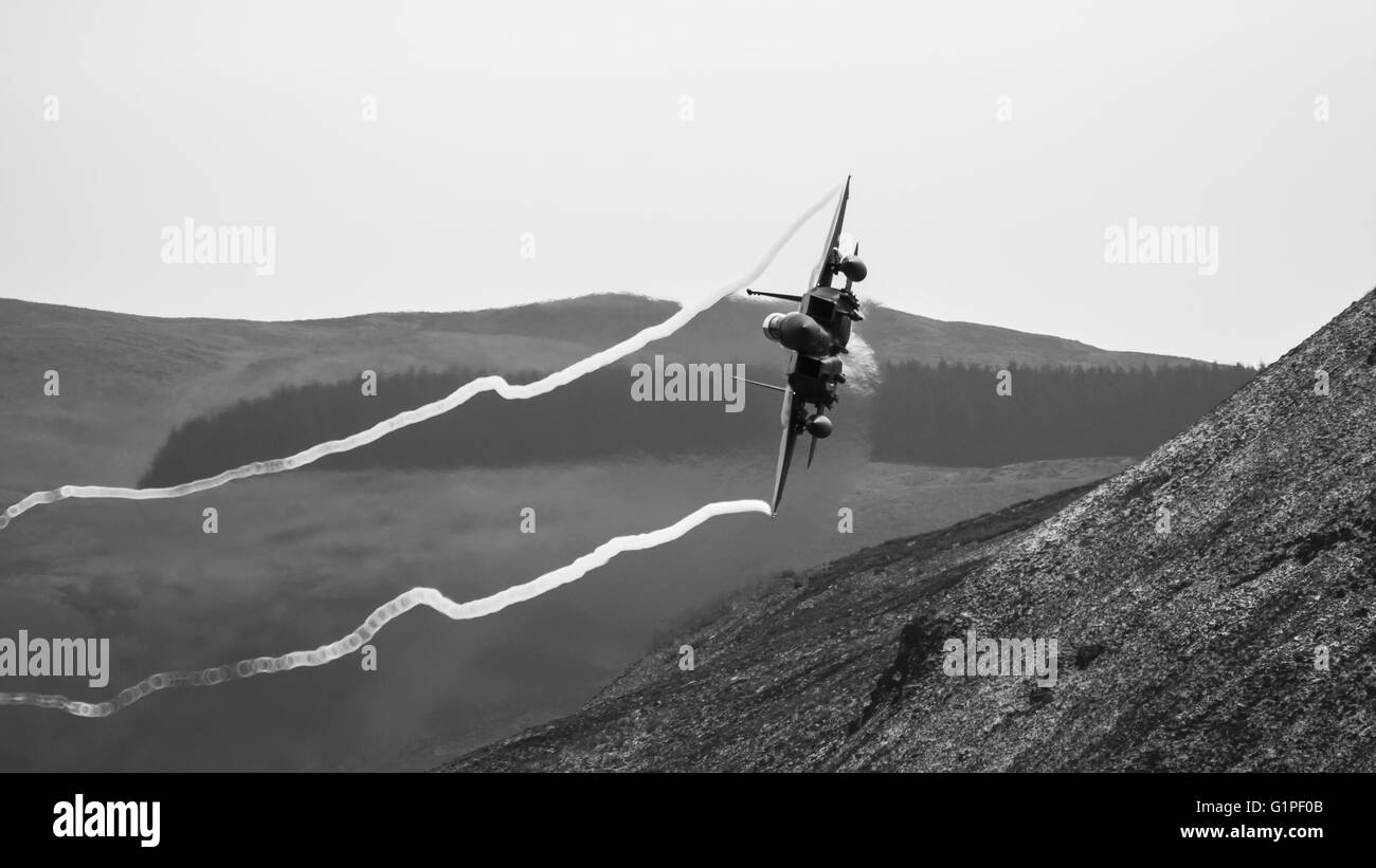 Il USAF F-15 Eagle in Mach loop, Galles Foto Stock