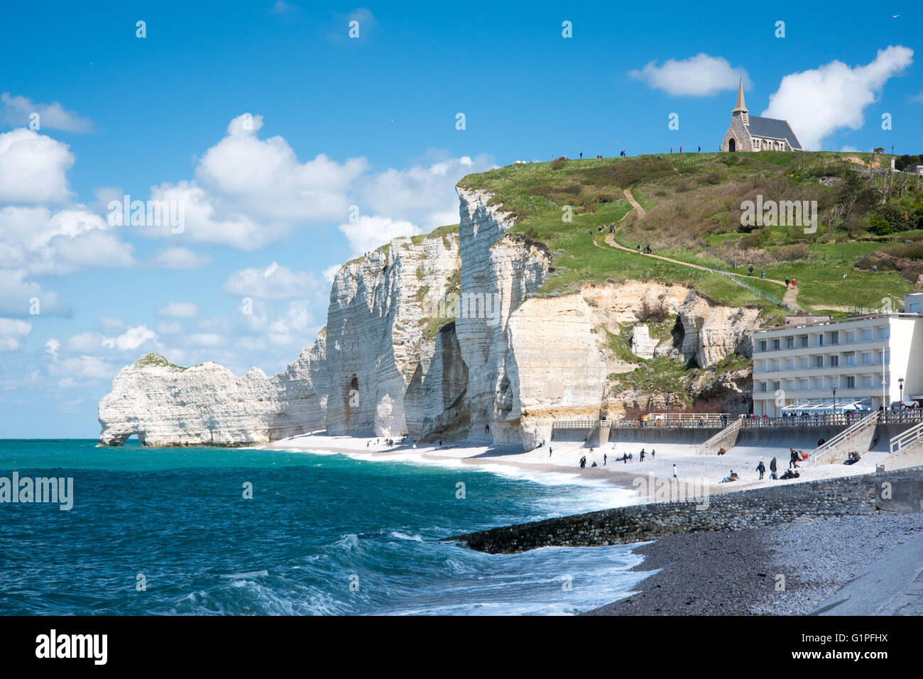 Spiaggia, scogliere e formazioni rocciose a Etretat, Costa di alabastro, Normandia Foto Stock