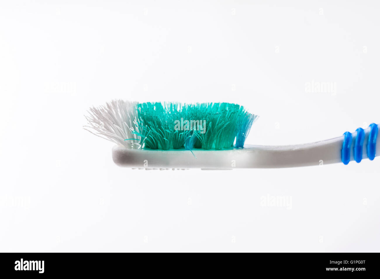 Testa di un vecchio usurato spazzolino da denti. Foto Stock