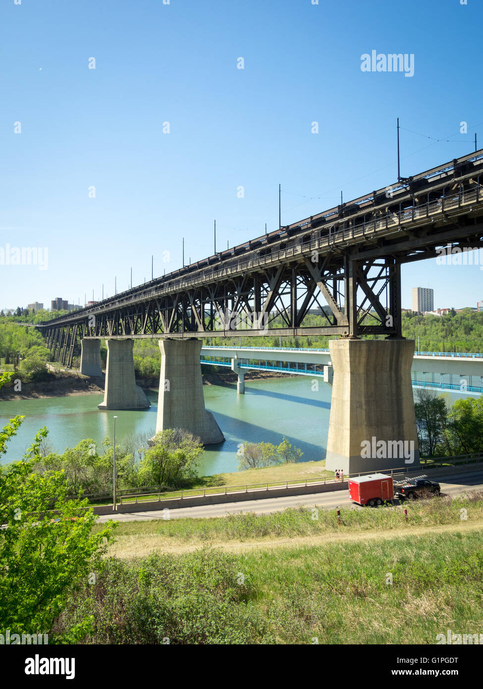 Una vista di alto livello e ponte a nord del Fiume Saskatchewan in Edmonton, Alberta, Canada. Foto Stock