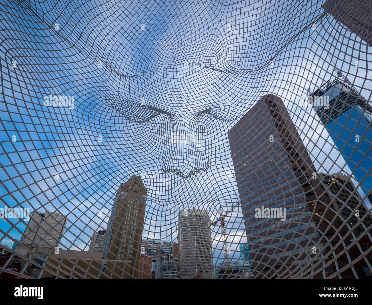 Centro di Calgary, Alberta, Canada, grattacieli come visto dall'interno di Jaume da Plensa a's Wonderland scultura. Foto Stock