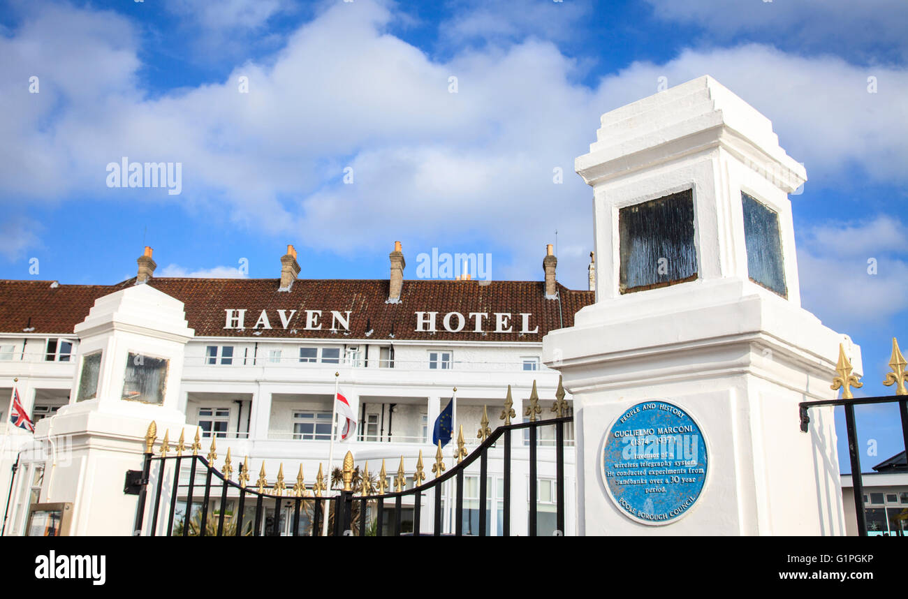 La targa blu Marconi all'entrata dell'Haven Hotel, Sandbanks Peninsula, Dorset, Inghilterra Foto Stock