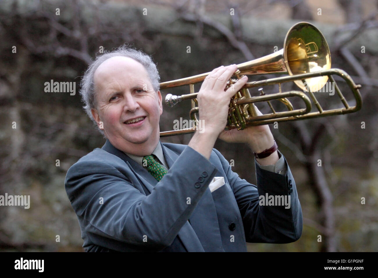 Il romanziere e musicista alexander mccall smith con tromba Foto Stock