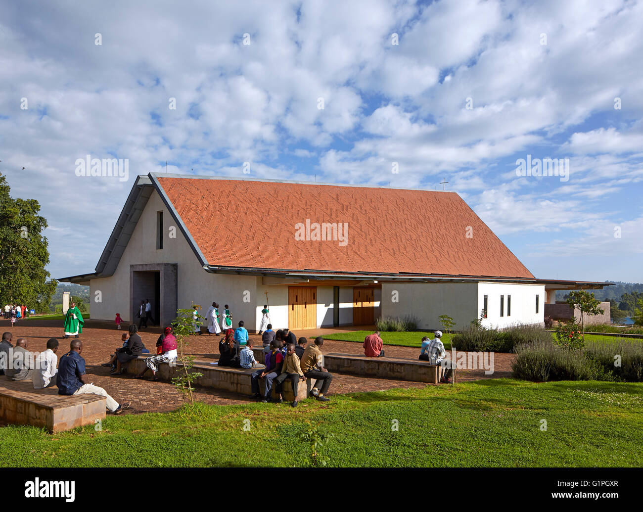 Domenica mattina viste intorno cattedrale. La Cattedrale del Sacro Cuore della diocesi di Kericho, Kericho, Kenya. Architetto: John McAslan & Partners, 2016. Foto Stock