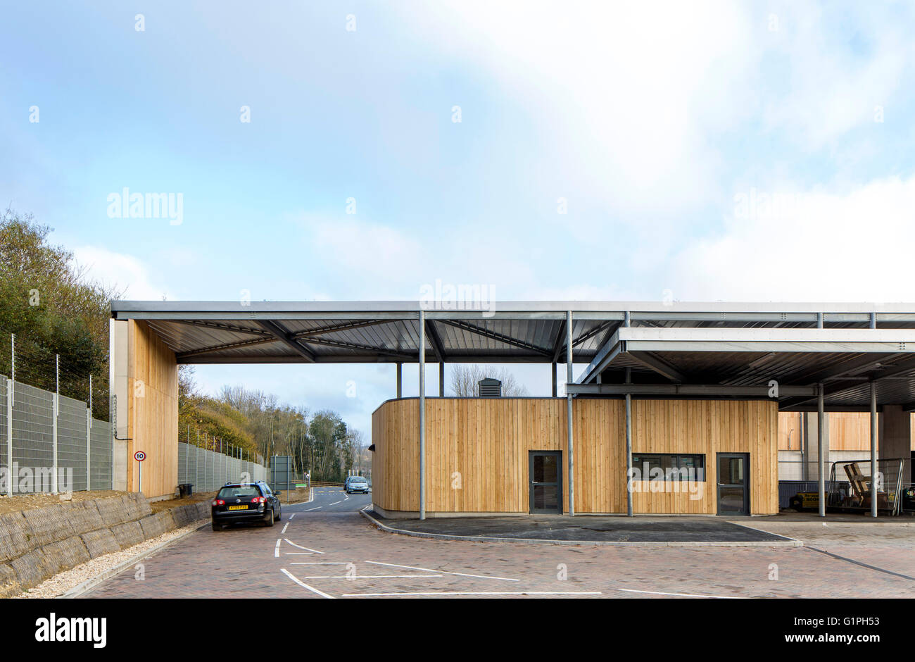 Il baldacchino zona arrivo con drive through. Bridport Centro di riciclaggio, Bridport, Regno Unito. Architetto: Mitchell Eley Gould, 2015. Foto Stock
